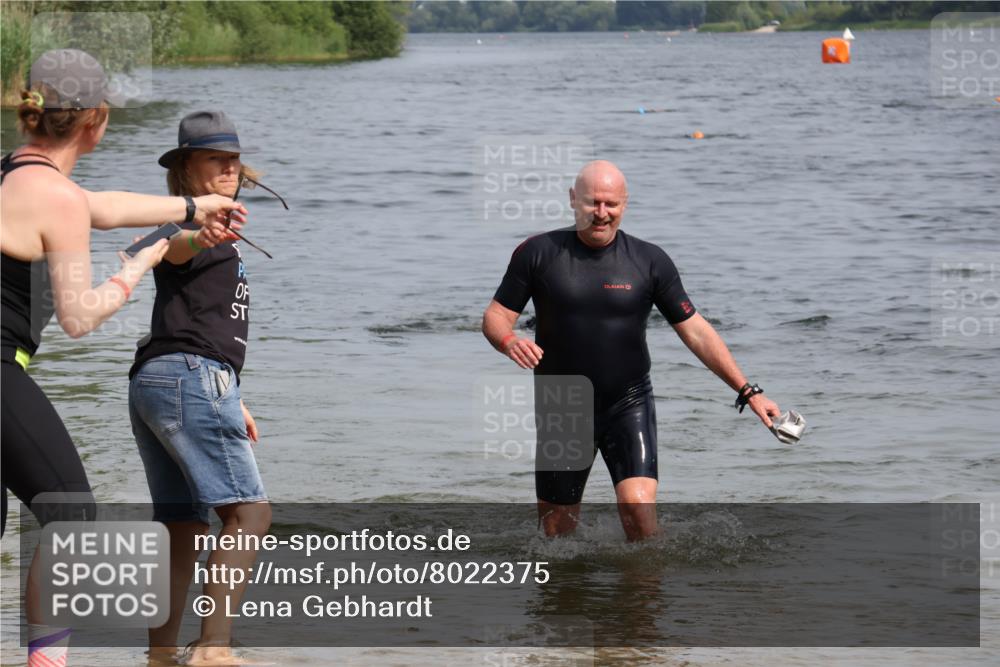 15.06.2025 - 27. Vierlanden-Triathlon Lena Gebhardt http://msf.ph/oto/8022375 15.06.2025 10:20:03 Schwimmen 553, 569, 616 meine-sportfotos.de