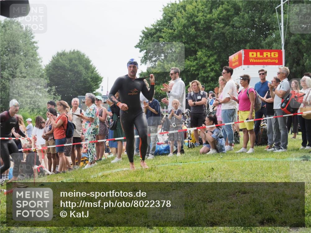 15.06.2025 - 27. Vierlanden-Triathlon KatJ http://msf.ph/oto/8022378 15.06.2025 10:55:01 Schwimmen 677, 735, 744, 761 meine-sportfotos.de