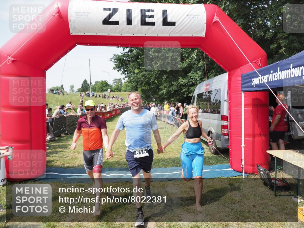 21.06.2025 - 27. Vierlanden-Triathlon MichiJ http://msf.ph/oto/8022381 15.06.2026 11:37:38 Ziel 611, 615 meine-sportfotos.de