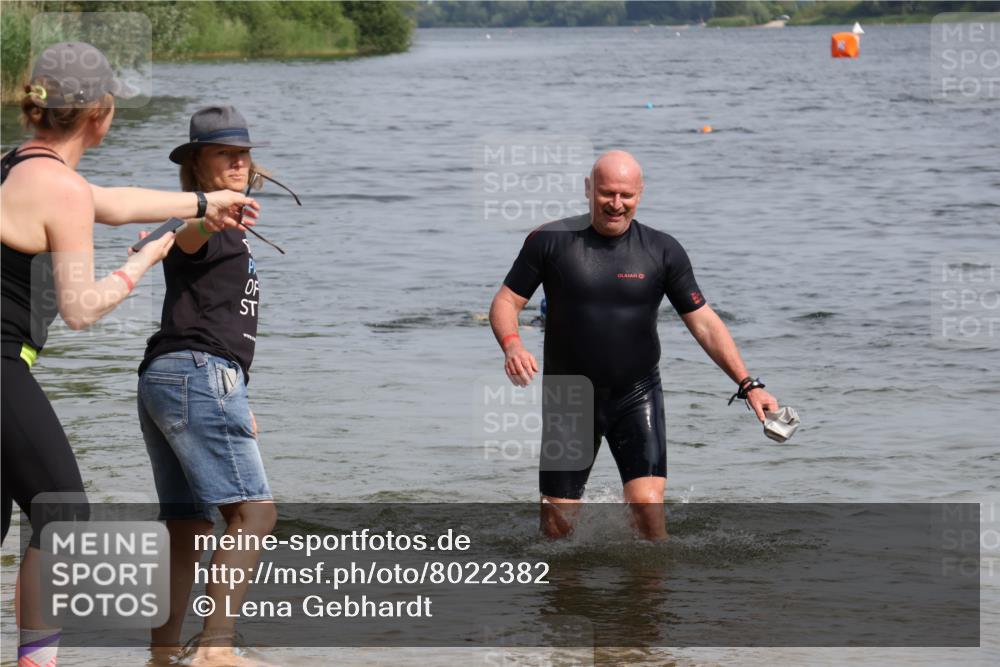 15.06.2025 - 27. Vierlanden-Triathlon Lena Gebhardt http://msf.ph/oto/8022382 15.06.2025 10:20:03 Schwimmen 553, 569, 616 meine-sportfotos.de