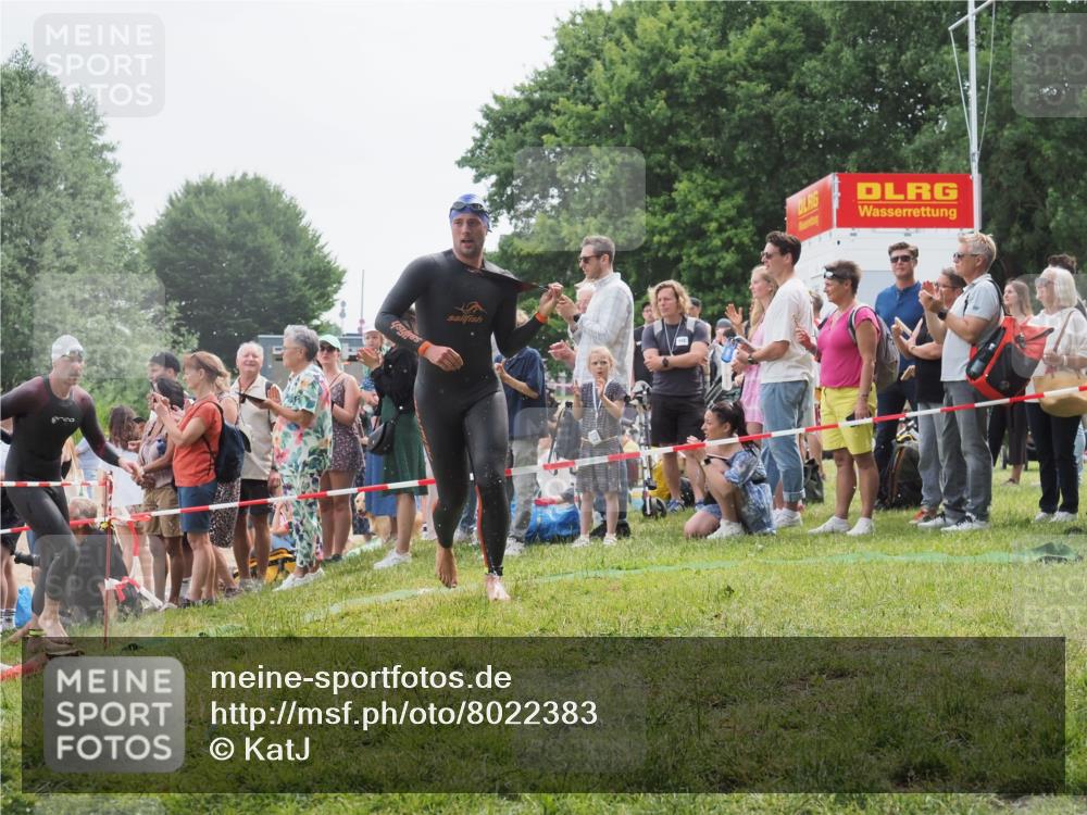 15.06.2025 - 27. Vierlanden-Triathlon KatJ http://msf.ph/oto/8022383 15.06.2025 10:55:01 Schwimmen 677, 735, 744, 761 meine-sportfotos.de