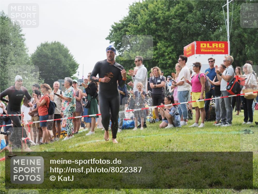 15.06.2025 - 27. Vierlanden-Triathlon KatJ http://msf.ph/oto/8022387 15.06.2025 10:55:02 Schwimmen 677, 735, 744, 761 meine-sportfotos.de