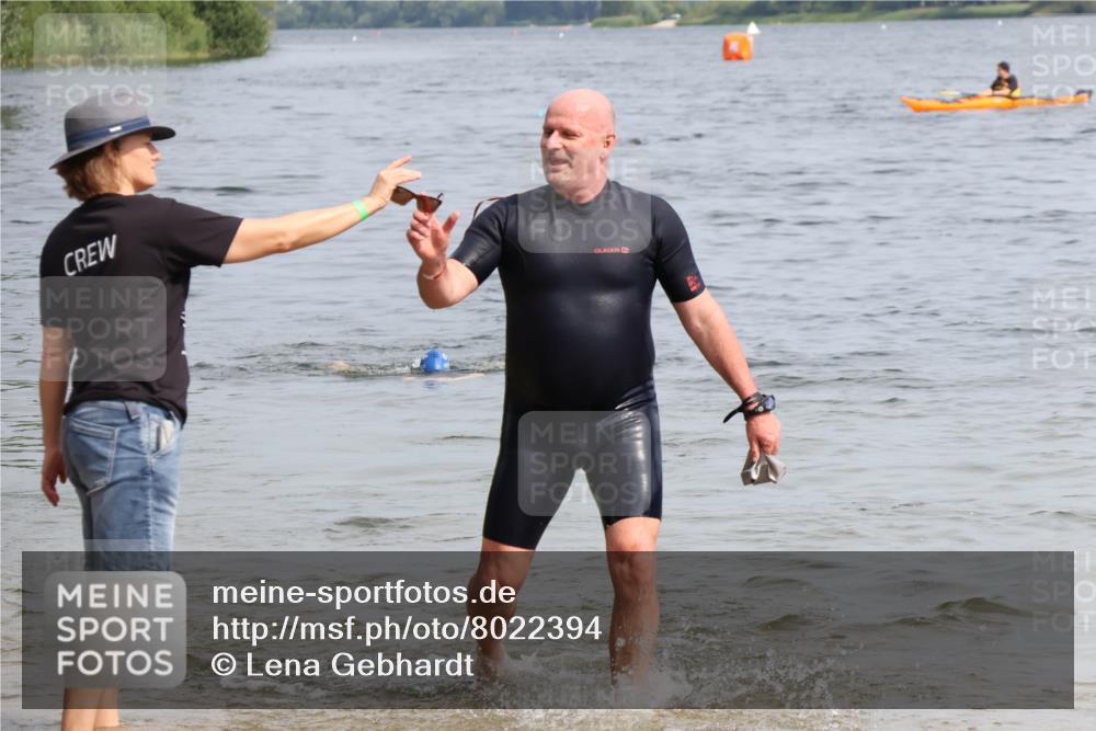 15.06.2025 - 27. Vierlanden-Triathlon Lena Gebhardt http://msf.ph/oto/8022394 15.06.2025 10:20:05 Schwimmen 553, 616 meine-sportfotos.de