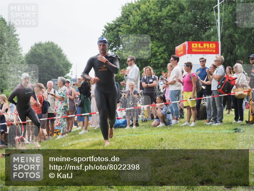 15.06.2025 - 27. Vierlanden-Triathlon KatJ http://msf.ph/oto/8022398 15.06.2025 10:55:02 Schwimmen 677, 735, 744, 761 meine-sportfotos.de