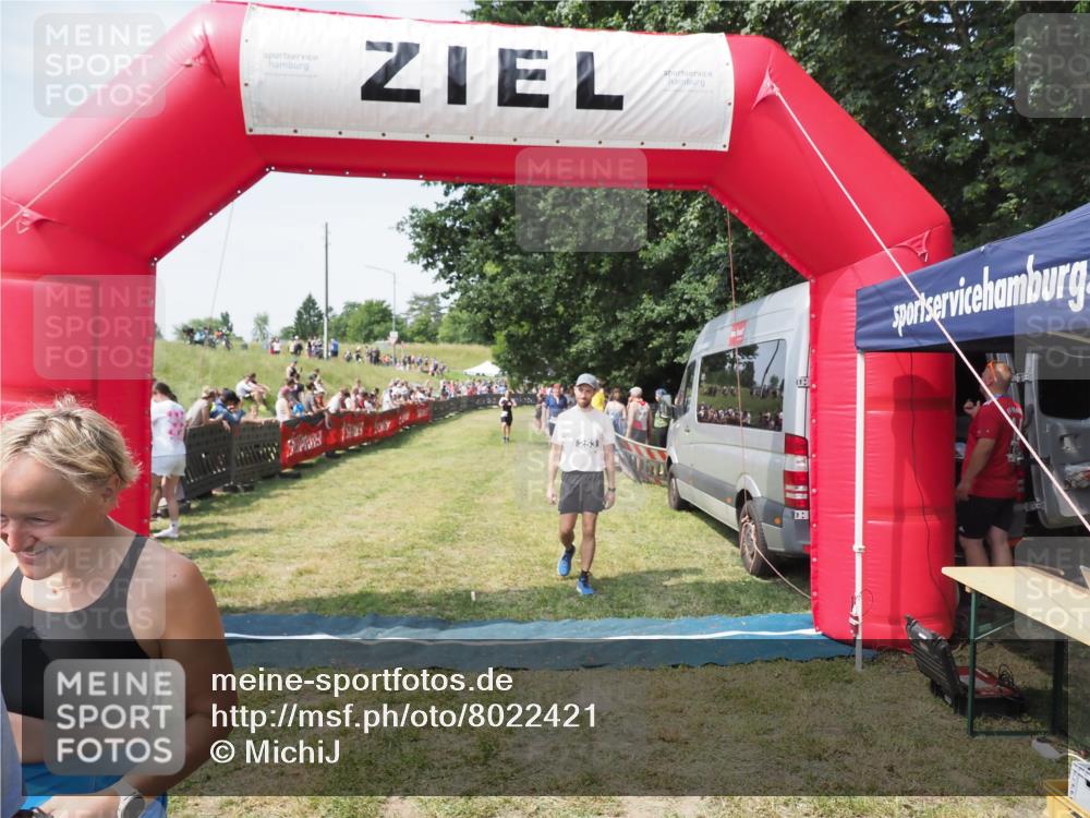 21.06.2025 - 27. Vierlanden-Triathlon MichiJ http://msf.ph/oto/8022421 15.06.2026 11:37:43 Ziel 253, 615 meine-sportfotos.de