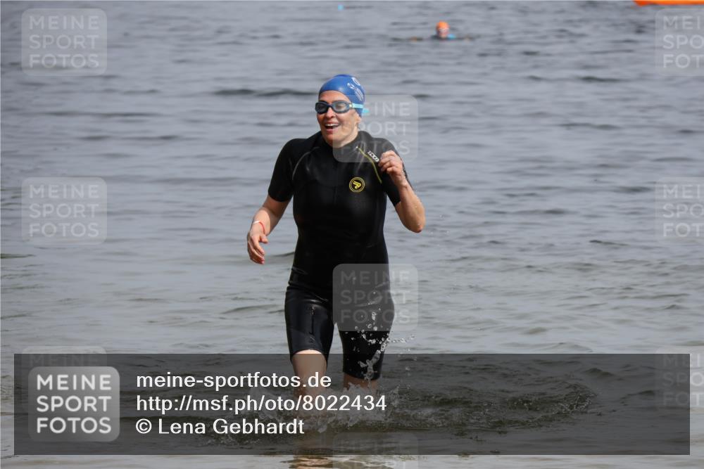 15.06.2025 - 27. Vierlanden-Triathlon Lena Gebhardt http://msf.ph/oto/8022434 15.06.2025 10:20:21 Schwimmen 616, 619 meine-sportfotos.de