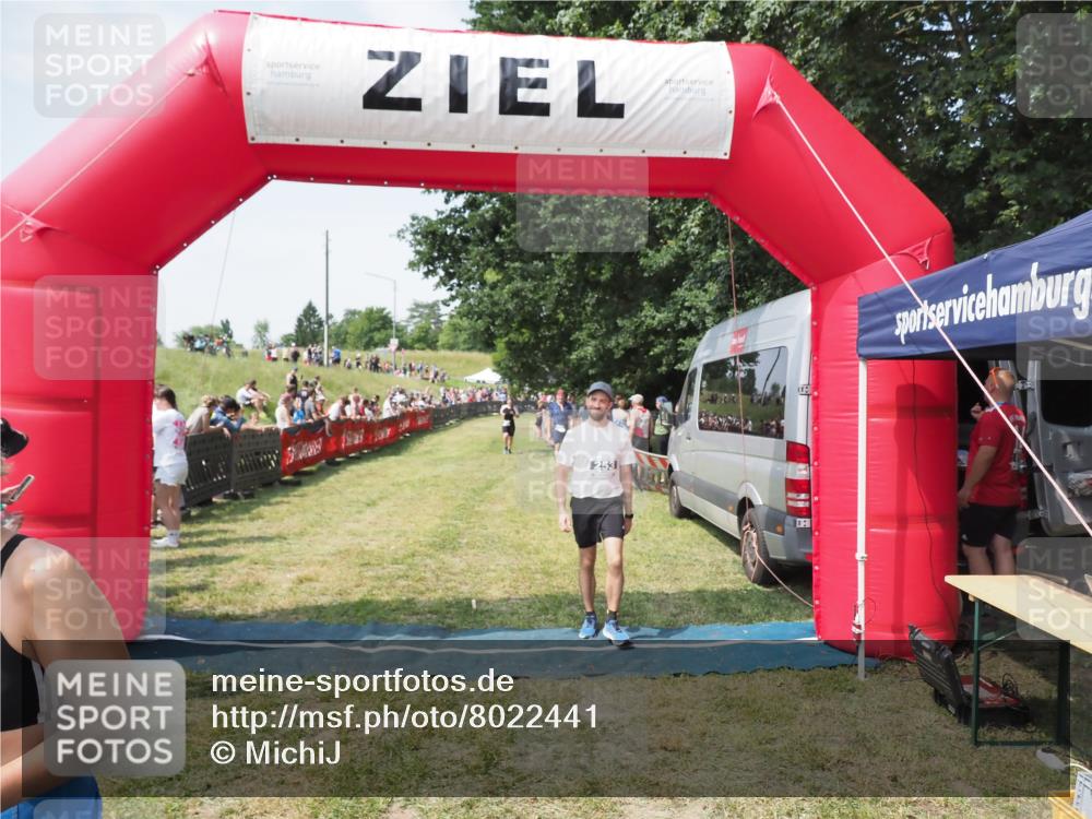 21.06.2025 - 27. Vierlanden-Triathlon MichiJ http://msf.ph/oto/8022441 15.06.2026 11:37:44 Ziel 253, 615 meine-sportfotos.de