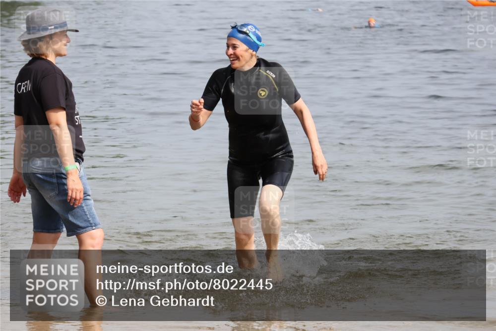 15.06.2025 - 27. Vierlanden-Triathlon Lena Gebhardt http://msf.ph/oto/8022445 15.06.2025 10:20:22 Schwimmen 616, 619 meine-sportfotos.de