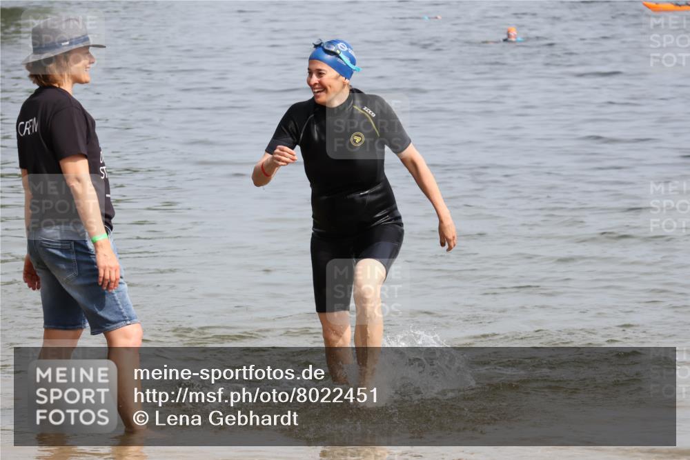 15.06.2025 - 27. Vierlanden-Triathlon Lena Gebhardt http://msf.ph/oto/8022451 15.06.2025 10:20:22 Schwimmen 616, 619 meine-sportfotos.de
