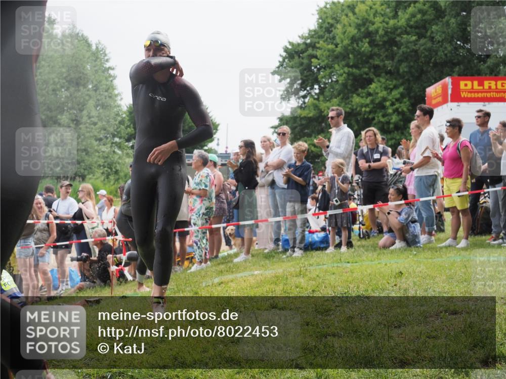 15.06.2025 - 27. Vierlanden-Triathlon KatJ http://msf.ph/oto/8022453 15.06.2025 10:55:04 Schwimmen 677, 735, 744, 761 meine-sportfotos.de