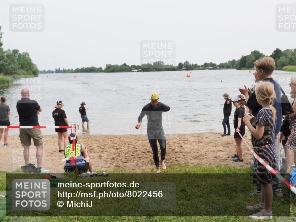 21.06.2025 - 27. Vierlanden-Triathlon MichiJ http://msf.ph/oto/8022456 15.06.2026 10:52:29 Schwimmen 682, 759 meine-sportfotos.de