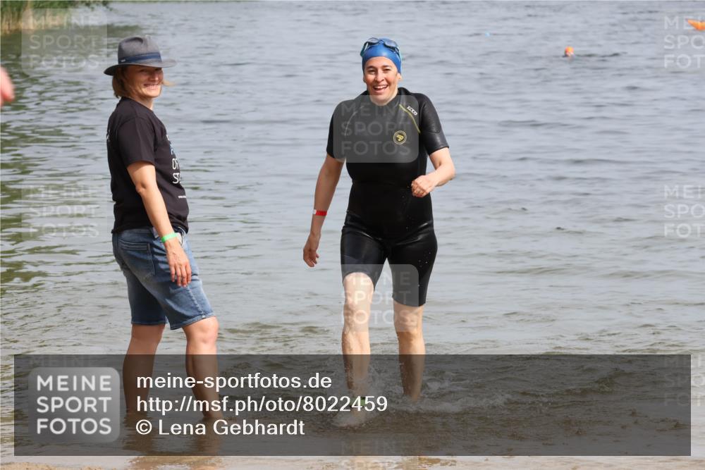 15.06.2025 - 27. Vierlanden-Triathlon Lena Gebhardt http://msf.ph/oto/8022459 15.06.2025 10:20:23 Schwimmen 619 meine-sportfotos.de