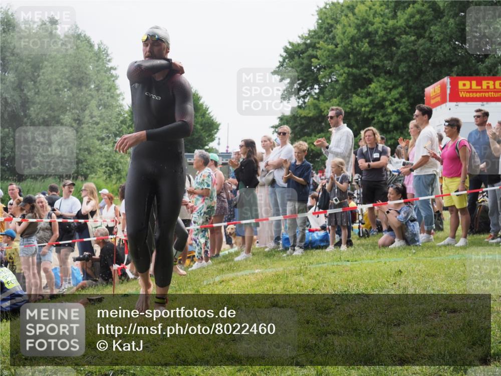 15.06.2025 - 27. Vierlanden-Triathlon KatJ http://msf.ph/oto/8022460 15.06.2025 10:55:04 Schwimmen 677, 735, 744, 761 meine-sportfotos.de