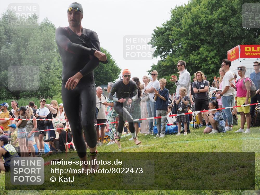 15.06.2025 - 27. Vierlanden-Triathlon KatJ http://msf.ph/oto/8022473 15.06.2025 10:55:05 Schwimmen 677, 735, 744, 761 meine-sportfotos.de