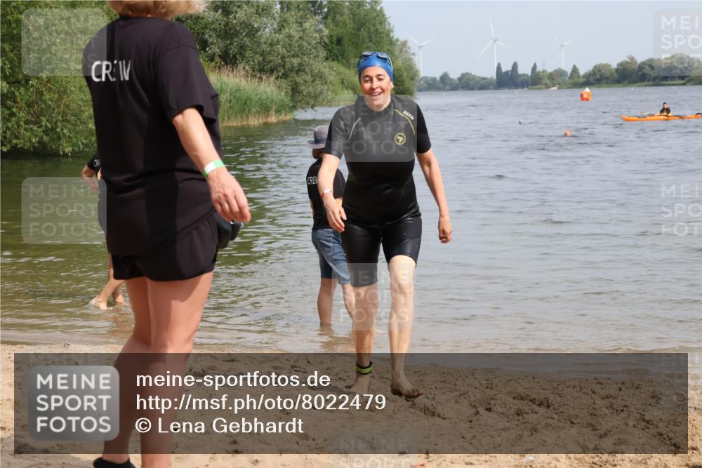 15.06.2025 - 27. Vierlanden-Triathlon Lena Gebhardt http://msf.ph/oto/8022479 15.06.2025 10:20:26 Schwimmen 619 meine-sportfotos.de