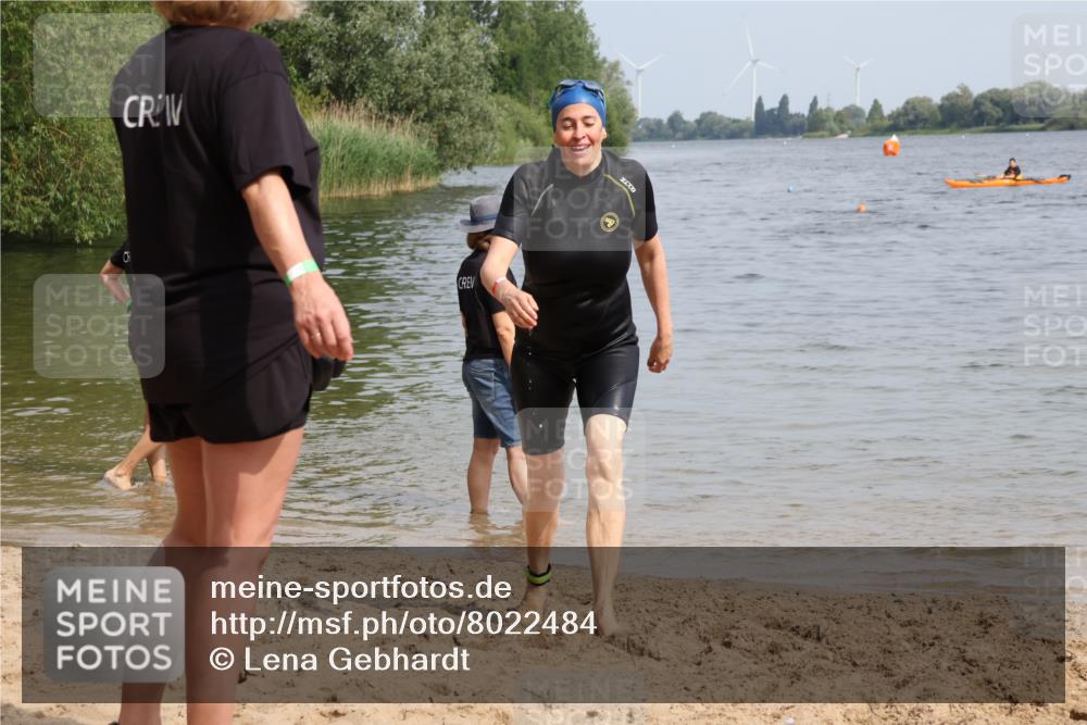 15.06.2025 - 27. Vierlanden-Triathlon Lena Gebhardt http://msf.ph/oto/8022484 15.06.2025 10:20:26 Schwimmen 619 meine-sportfotos.de