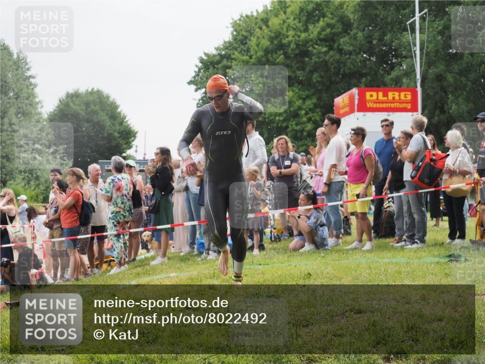 15.06.2025 - 27. Vierlanden-Triathlon KatJ http://msf.ph/oto/8022492 15.06.2025 10:55:06 Schwimmen 677, 735, 744, 761 meine-sportfotos.de
