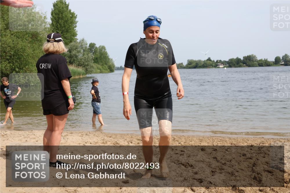 15.06.2025 - 27. Vierlanden-Triathlon Lena Gebhardt http://msf.ph/oto/8022493 15.06.2025 10:20:29 Schwimmen 619 meine-sportfotos.de