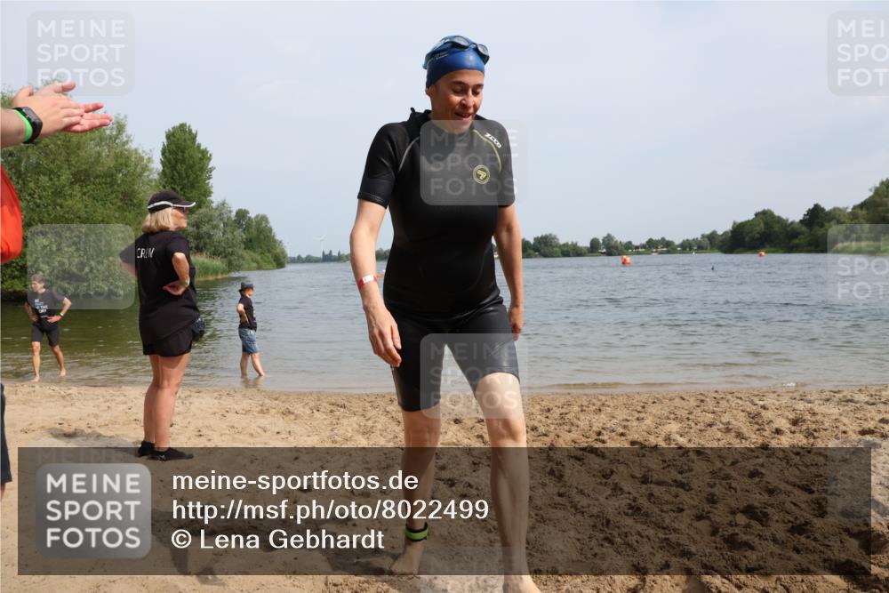 15.06.2025 - 27. Vierlanden-Triathlon Lena Gebhardt http://msf.ph/oto/8022499 15.06.2025 10:20:30 Schwimmen 619 meine-sportfotos.de