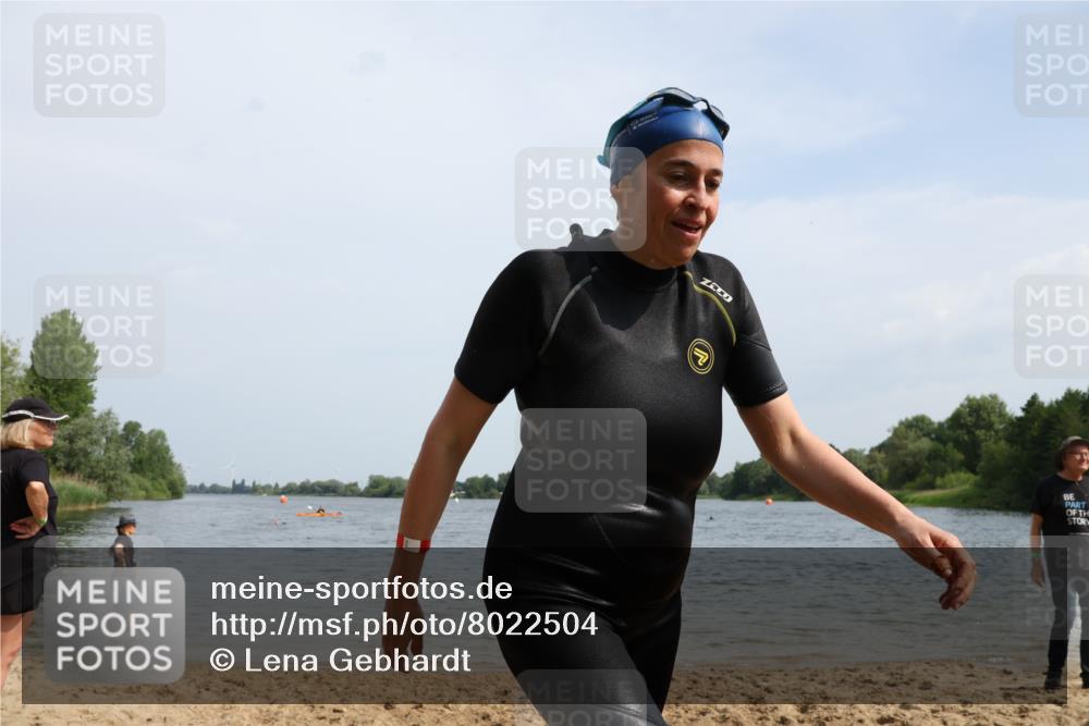 15.06.2025 - 27. Vierlanden-Triathlon Lena Gebhardt http://msf.ph/oto/8022504 15.06.2025 10:20:31 Schwimmen 619 meine-sportfotos.de