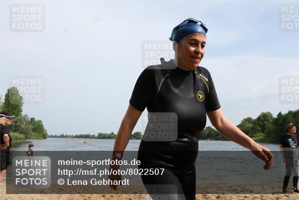 15.06.2025 - 27. Vierlanden-Triathlon Lena Gebhardt http://msf.ph/oto/8022507 15.06.2025 10:20:31 Schwimmen 619 meine-sportfotos.de