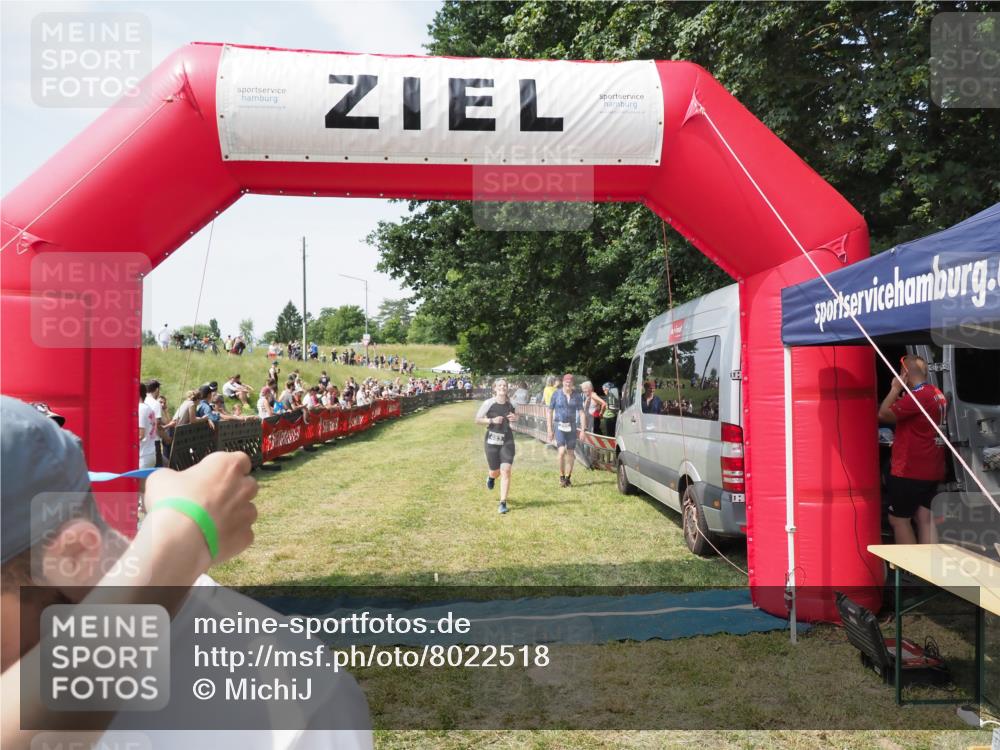 21.06.2025 - 27. Vierlanden-Triathlon MichiJ http://msf.ph/oto/8022518 15.06.2026 11:37:48 Ziel 253, 483 meine-sportfotos.de