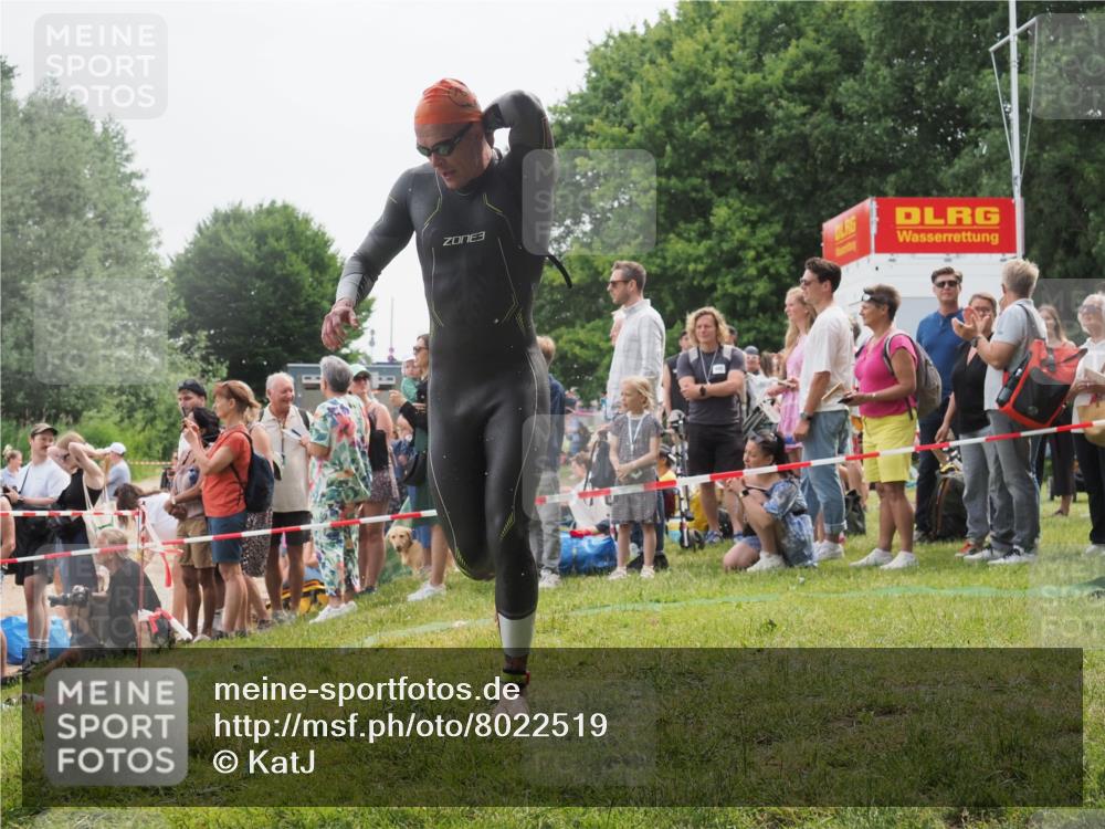 15.06.2025 - 27. Vierlanden-Triathlon KatJ http://msf.ph/oto/8022519 15.06.2025 10:55:06 Schwimmen 677, 735, 744, 761 meine-sportfotos.de