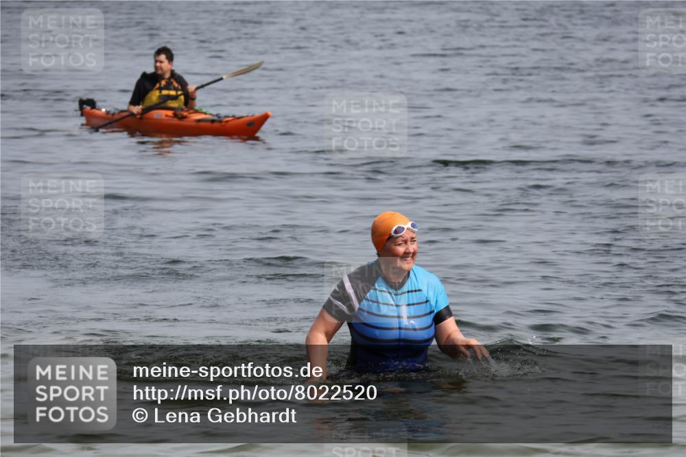 15.06.2025 - 27. Vierlanden-Triathlon Lena Gebhardt http://msf.ph/oto/8022520 15.06.2025 10:21:50 Schwimmen 538 meine-sportfotos.de