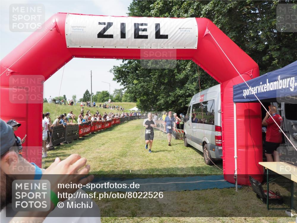 21.06.2025 - 27. Vierlanden-Triathlon MichiJ http://msf.ph/oto/8022526 15.06.2026 11:37:48 Ziel 253, 483 meine-sportfotos.de