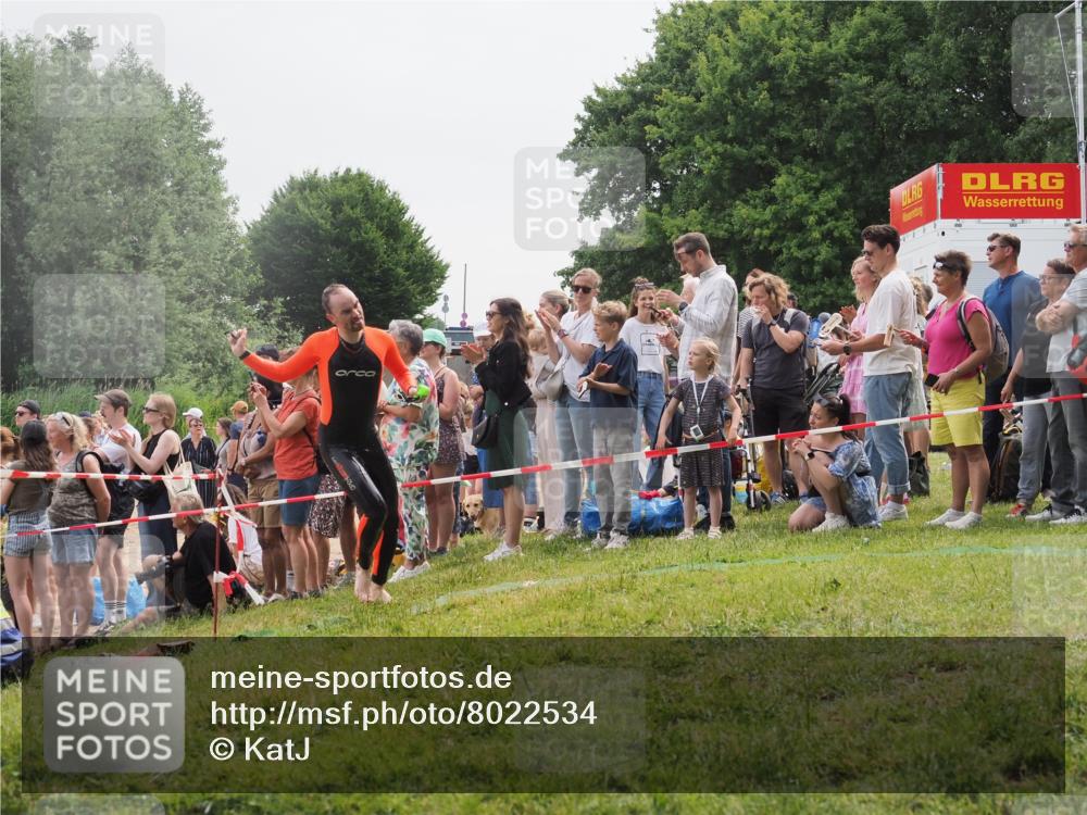 15.06.2025 - 27. Vierlanden-Triathlon KatJ http://msf.ph/oto/8022534 15.06.2025 10:55:19 Schwimmen 661, 725 meine-sportfotos.de