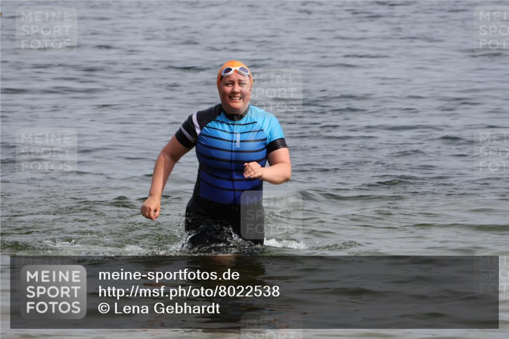 15.06.2025 - 27. Vierlanden-Triathlon Lena Gebhardt http://msf.ph/oto/8022538 15.06.2025 10:21:52 Schwimmen 538 meine-sportfotos.de