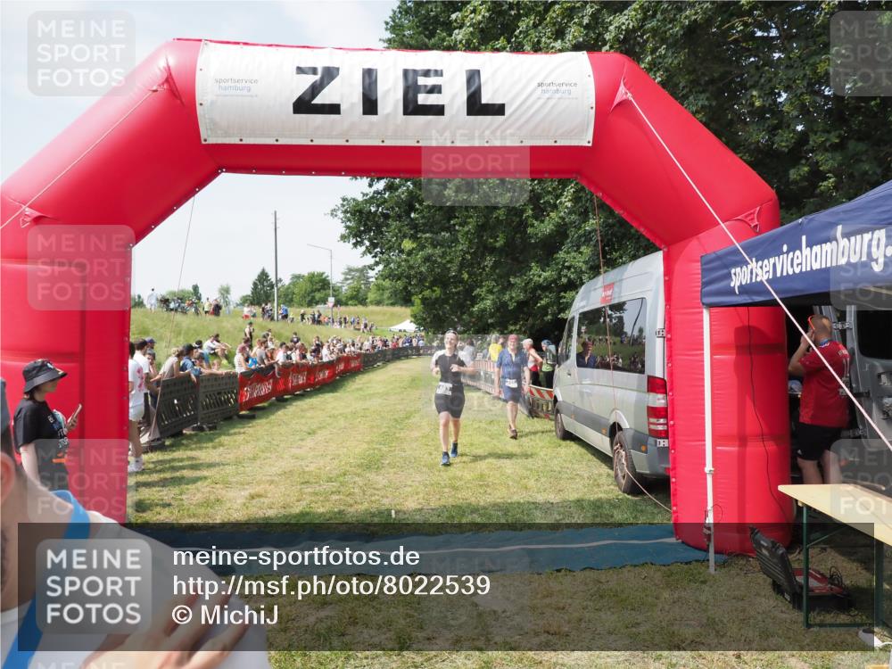 21.06.2025 - 27. Vierlanden-Triathlon MichiJ http://msf.ph/oto/8022539 15.06.2026 11:37:48 Ziel 253, 483 meine-sportfotos.de