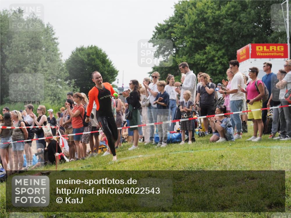 15.06.2025 - 27. Vierlanden-Triathlon KatJ http://msf.ph/oto/8022543 15.06.2025 10:55:20 Schwimmen 661, 725 meine-sportfotos.de