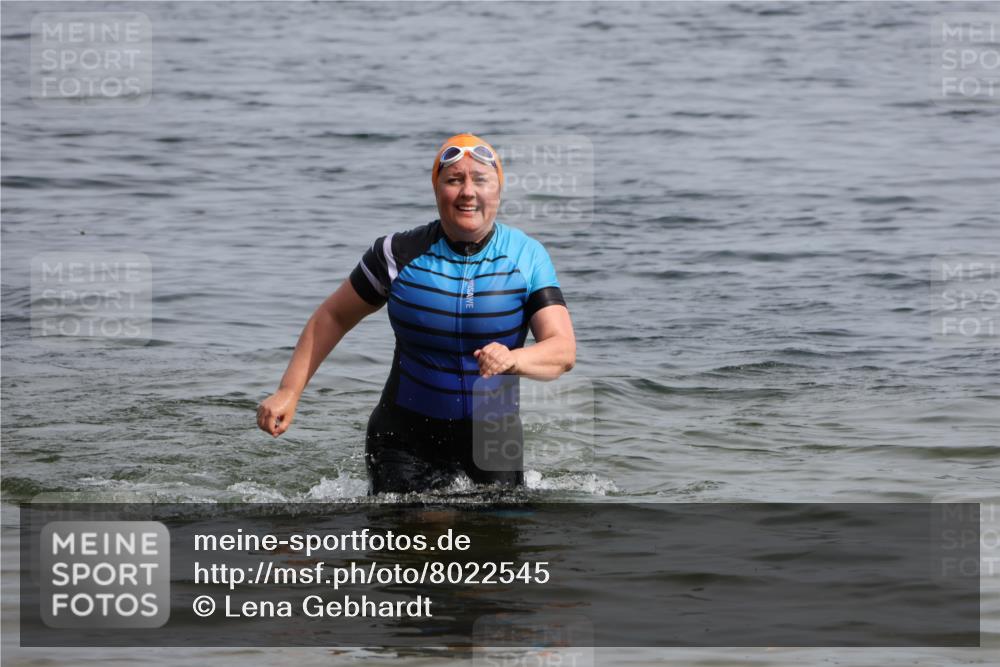 15.06.2025 - 27. Vierlanden-Triathlon Lena Gebhardt http://msf.ph/oto/8022545 15.06.2025 10:21:52 Schwimmen 538 meine-sportfotos.de