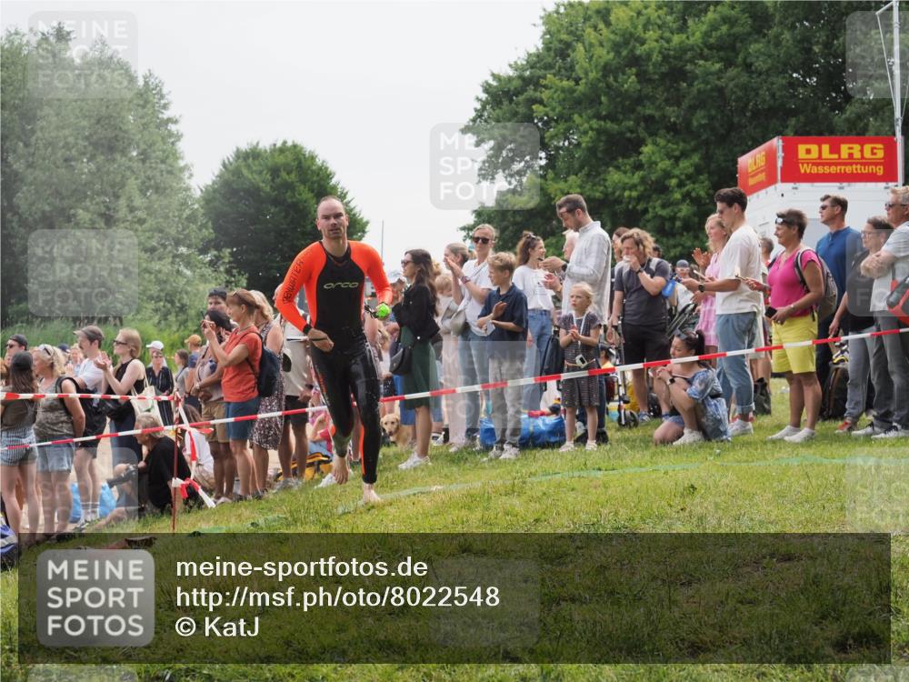 15.06.2025 - 27. Vierlanden-Triathlon KatJ http://msf.ph/oto/8022548 15.06.2025 10:55:20 Schwimmen 661, 725 meine-sportfotos.de