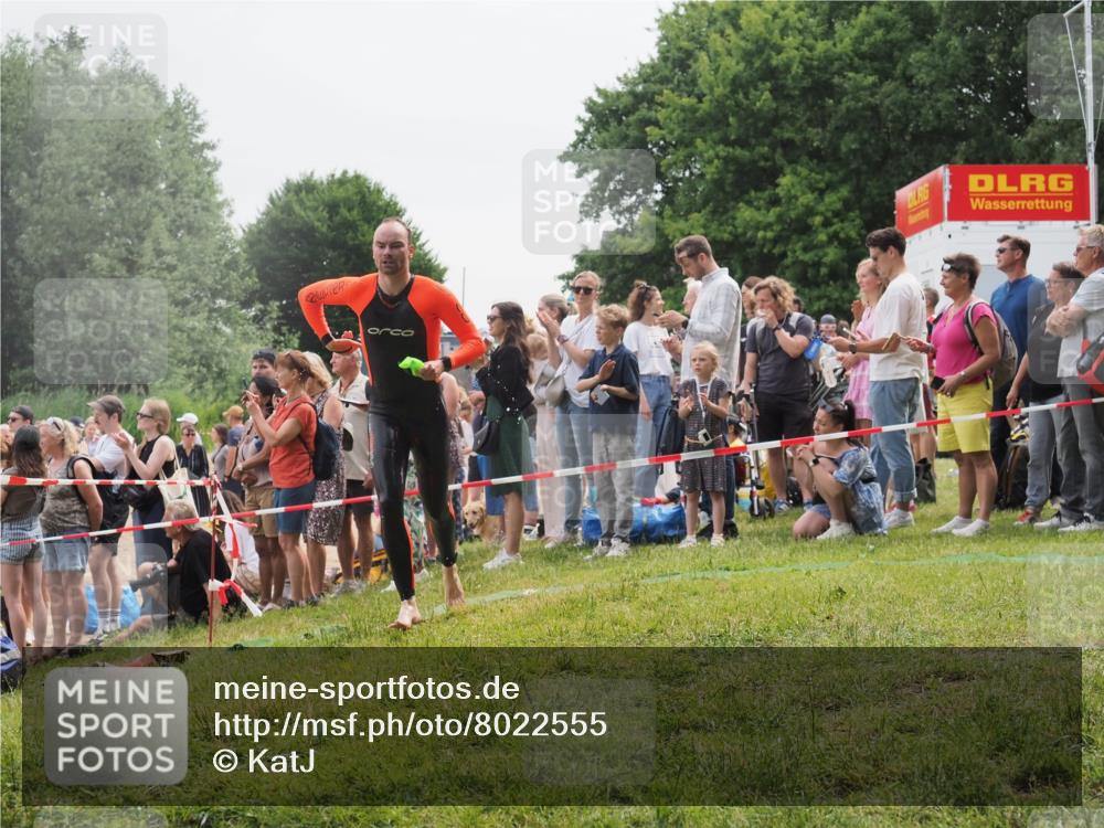 15.06.2025 - 27. Vierlanden-Triathlon KatJ http://msf.ph/oto/8022555 15.06.2025 10:55:20 Schwimmen 661, 725 meine-sportfotos.de