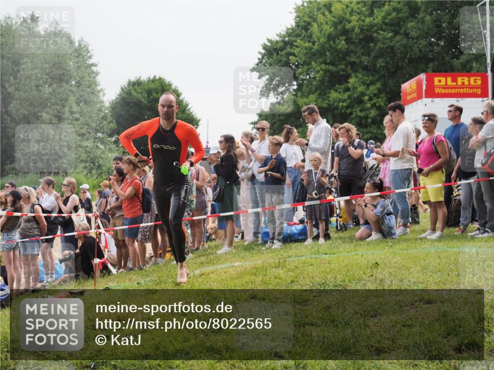 15.06.2025 - 27. Vierlanden-Triathlon KatJ http://msf.ph/oto/8022565 15.06.2025 10:55:20 Schwimmen 661, 725 meine-sportfotos.de
