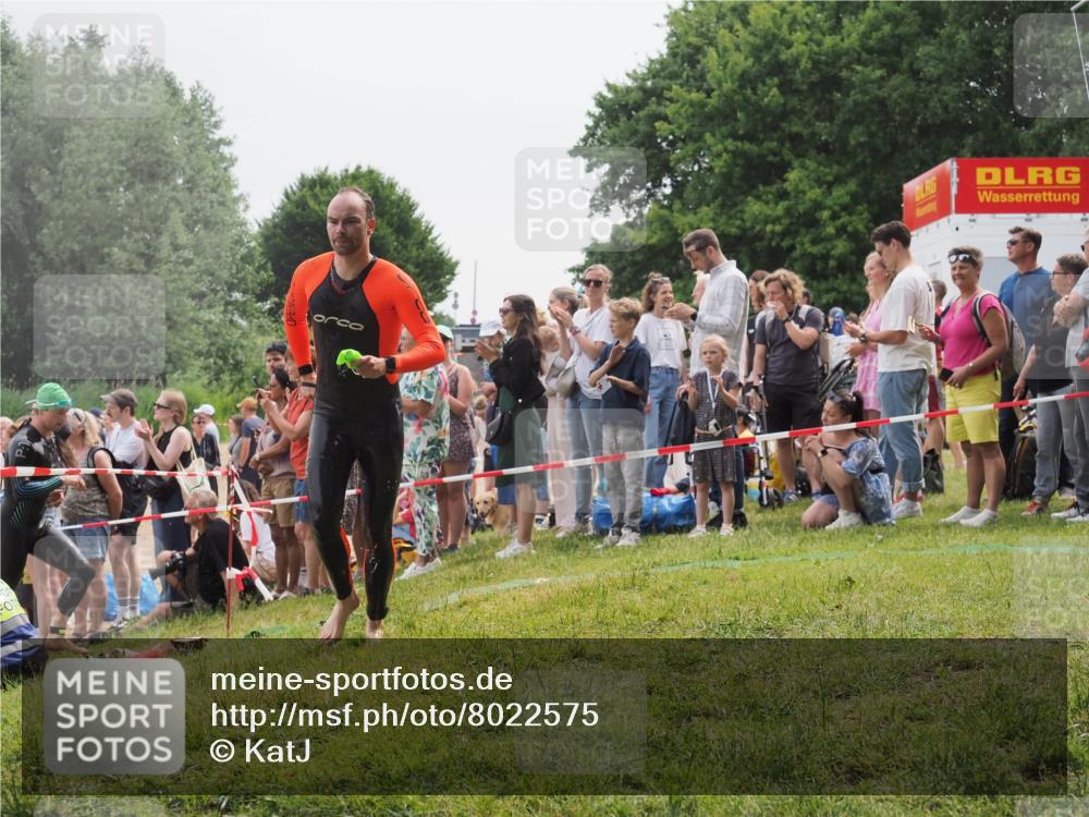 15.06.2025 - 27. Vierlanden-Triathlon KatJ http://msf.ph/oto/8022575 15.06.2025 10:55:21 Schwimmen 661, 725 meine-sportfotos.de