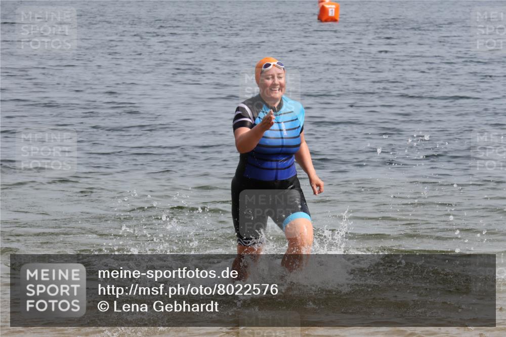 15.06.2025 - 27. Vierlanden-Triathlon Lena Gebhardt http://msf.ph/oto/8022576 15.06.2025 10:21:55 Schwimmen 538 meine-sportfotos.de