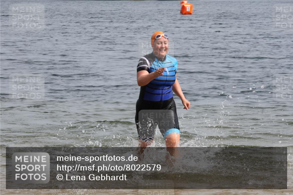 15.06.2025 - 27. Vierlanden-Triathlon Lena Gebhardt http://msf.ph/oto/8022579 15.06.2025 10:21:55 Schwimmen 538 meine-sportfotos.de