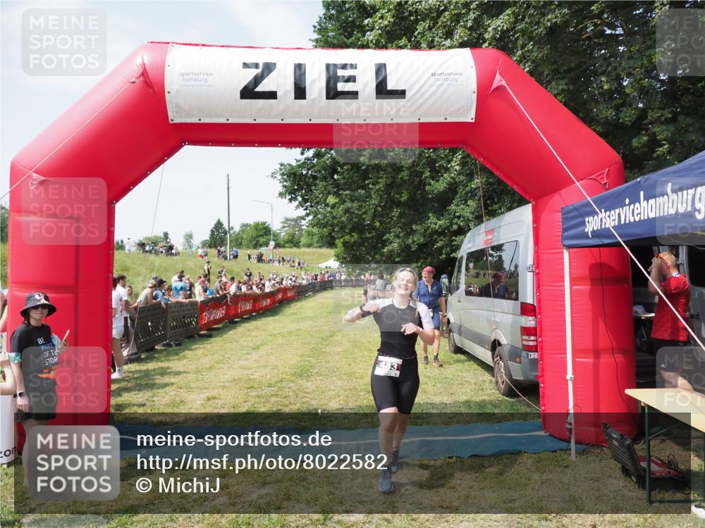 21.06.2025 - 27. Vierlanden-Triathlon MichiJ http://msf.ph/oto/8022582 15.06.2026 11:37:50 Ziel 253, 483 meine-sportfotos.de