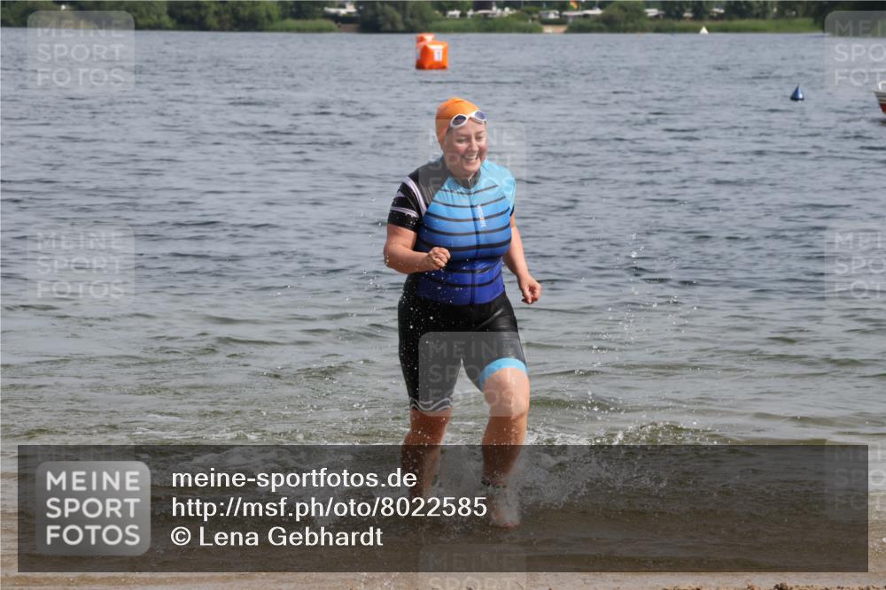 15.06.2025 - 27. Vierlanden-Triathlon Lena Gebhardt http://msf.ph/oto/8022585 15.06.2025 10:21:55 Schwimmen 538 meine-sportfotos.de
