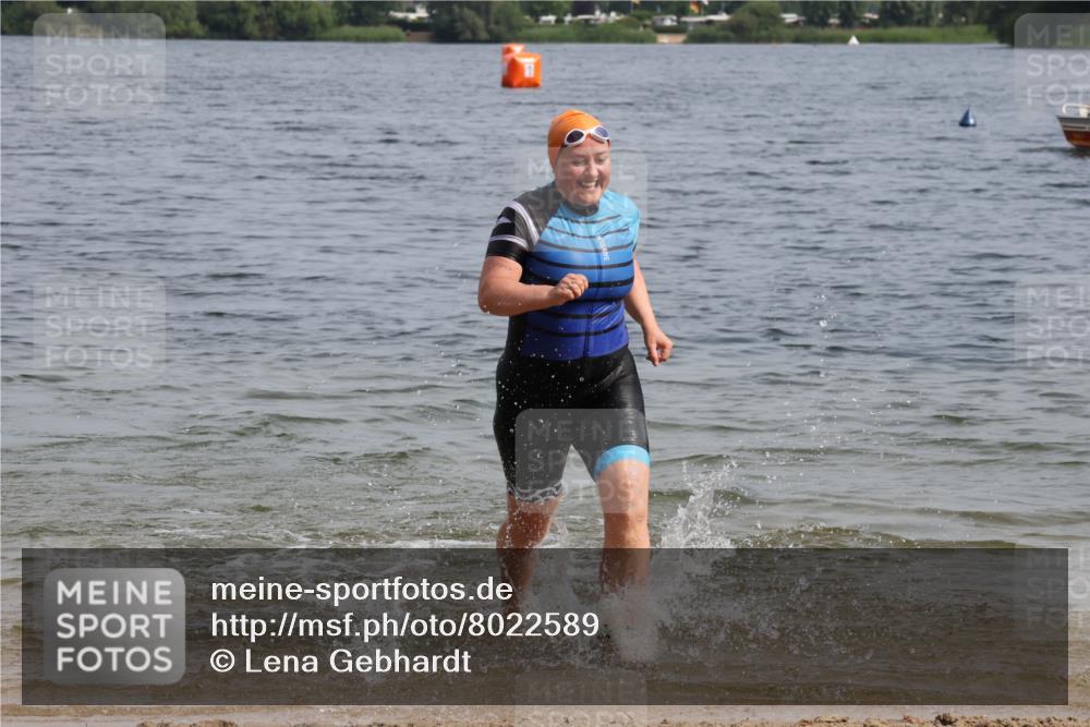 15.06.2025 - 27. Vierlanden-Triathlon Lena Gebhardt http://msf.ph/oto/8022589 15.06.2025 10:21:55 Schwimmen 538 meine-sportfotos.de