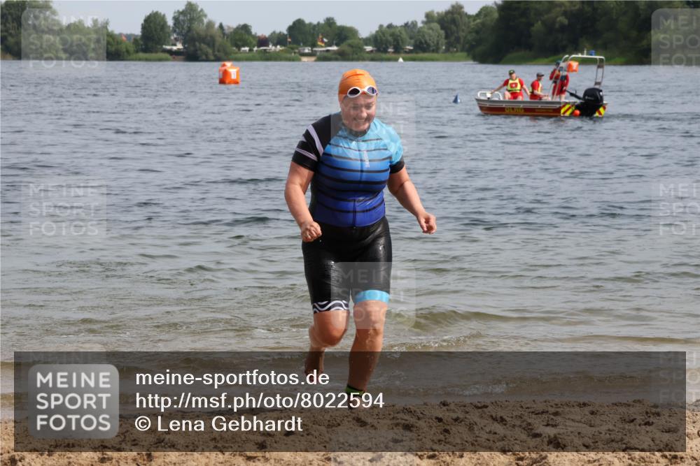 15.06.2025 - 27. Vierlanden-Triathlon Lena Gebhardt http://msf.ph/oto/8022594 15.06.2025 10:21:56 Schwimmen 538 meine-sportfotos.de