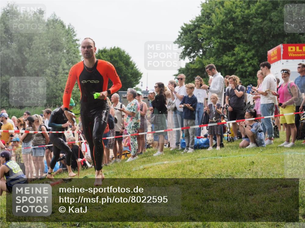 15.06.2025 - 27. Vierlanden-Triathlon KatJ http://msf.ph/oto/8022595 15.06.2025 10:55:21 Schwimmen 661, 725 meine-sportfotos.de