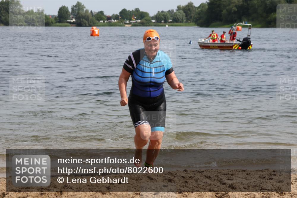 15.06.2025 - 27. Vierlanden-Triathlon Lena Gebhardt http://msf.ph/oto/8022600 15.06.2025 10:21:56 Schwimmen 538 meine-sportfotos.de