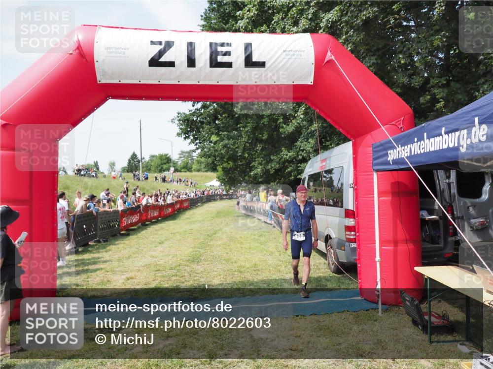 21.06.2025 - 27. Vierlanden-Triathlon MichiJ http://msf.ph/oto/8022603 15.06.2026 11:37:52 Ziel 483 meine-sportfotos.de