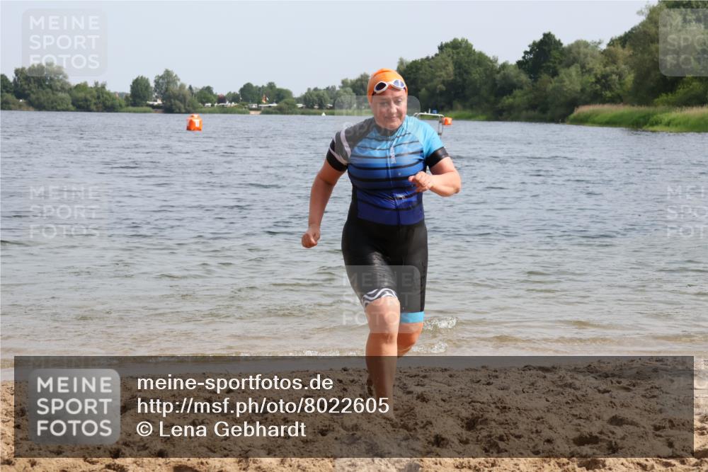 15.06.2025 - 27. Vierlanden-Triathlon Lena Gebhardt http://msf.ph/oto/8022605 15.06.2025 10:21:57 Schwimmen 538 meine-sportfotos.de