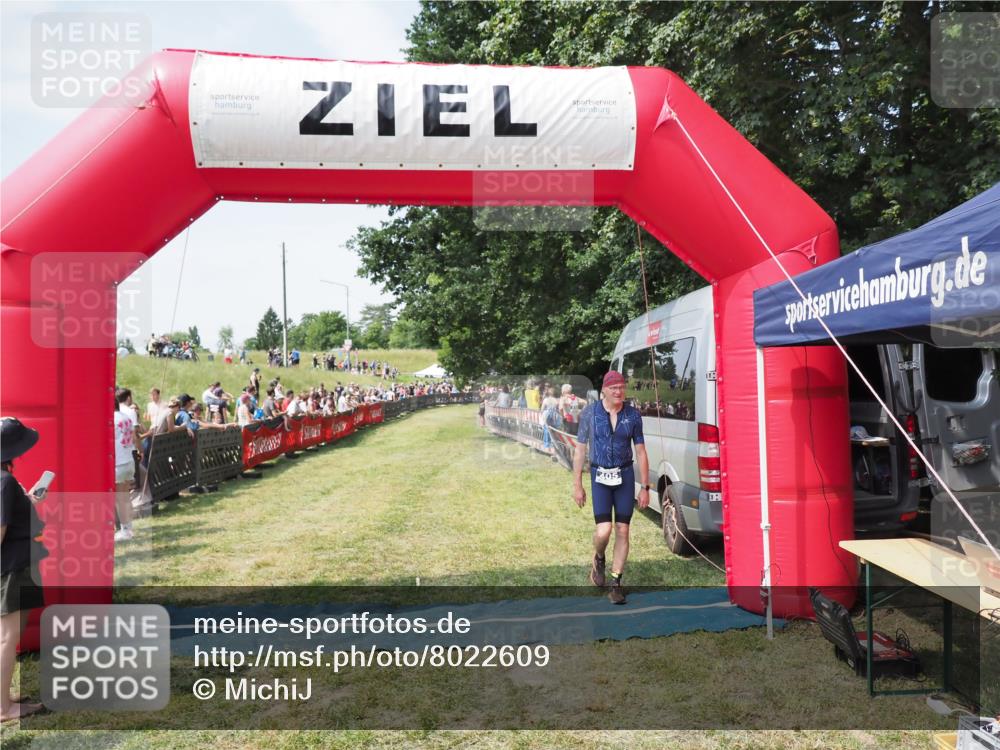 21.06.2025 - 27. Vierlanden-Triathlon MichiJ http://msf.ph/oto/8022609 15.06.2026 11:37:53 Ziel 483 meine-sportfotos.de