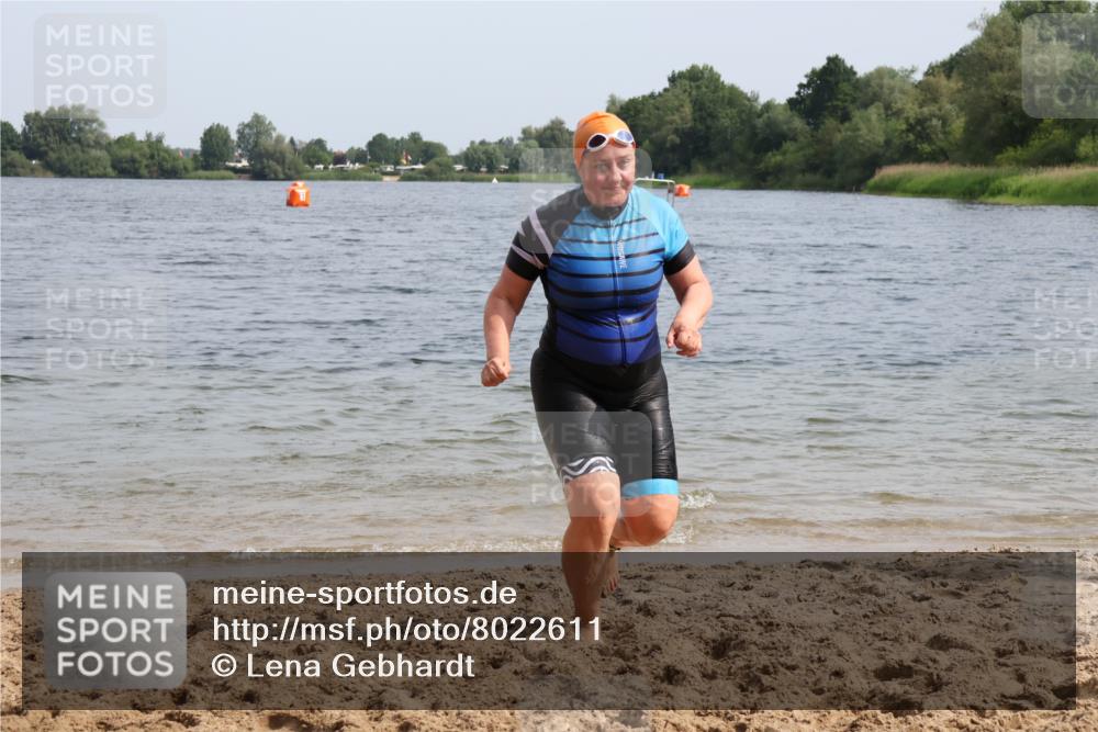15.06.2025 - 27. Vierlanden-Triathlon Lena Gebhardt http://msf.ph/oto/8022611 15.06.2025 10:21:58 Schwimmen 538 meine-sportfotos.de